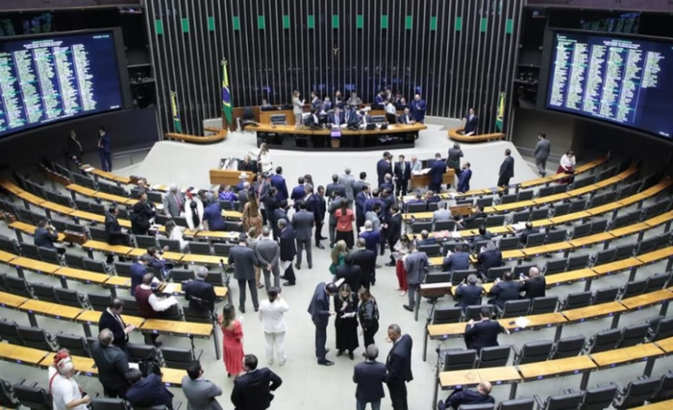 Deputados avaliam novo saque do FGTS no nascimento de filho