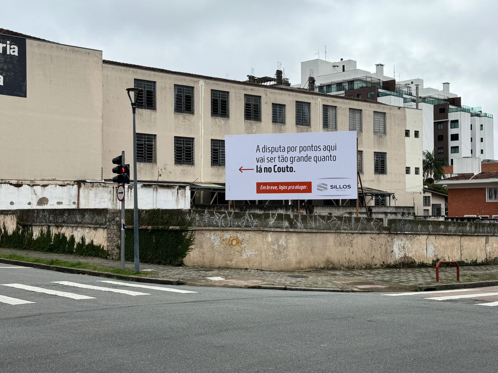 Placas bem-humoradas em Curitiba auxiliam na captação