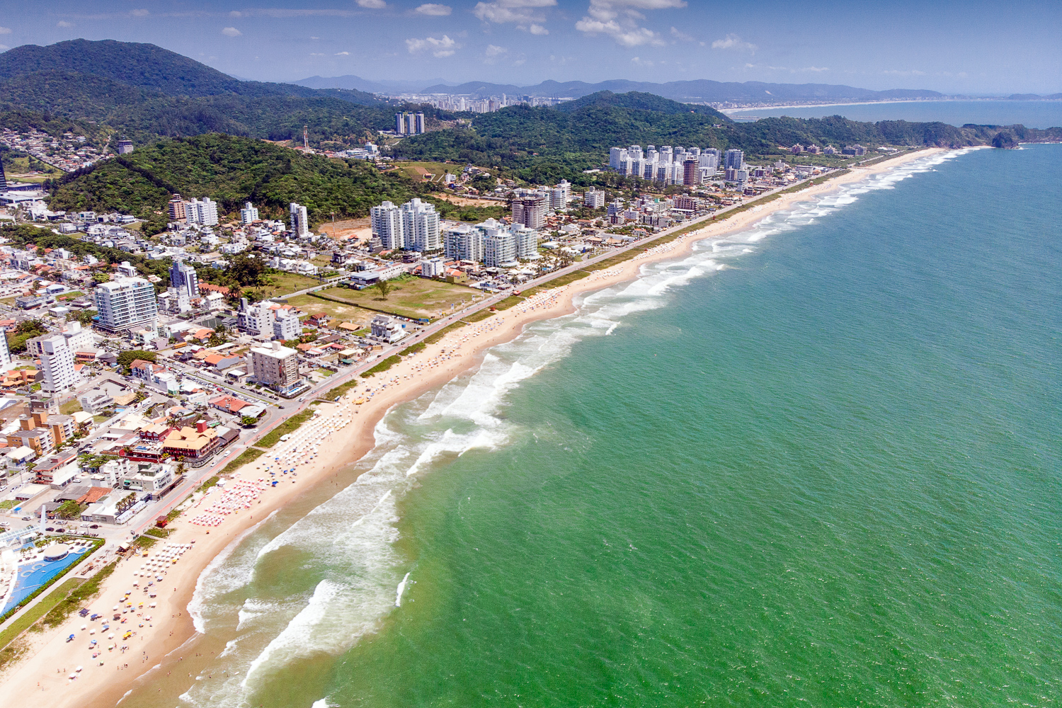 Apartamentos compactos de luxo disparam no radar de investidores e viram mina de ouro no litoral catarinense